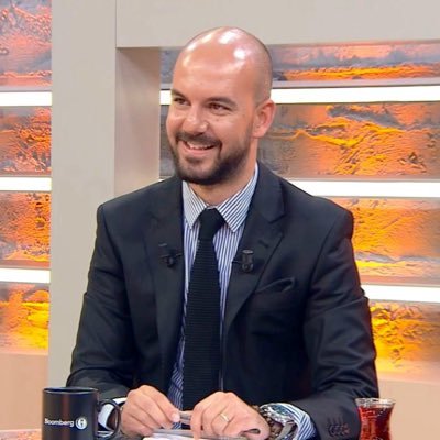 Mahalle maçlarında kendi topunu getiren çocuk..🤔⚽️ 📍📡@DSmartDunyasi & Demirören Medya Futbol Yorumcusu | Hasbelkader üç büyüklerin ikisinde görev yapmış.