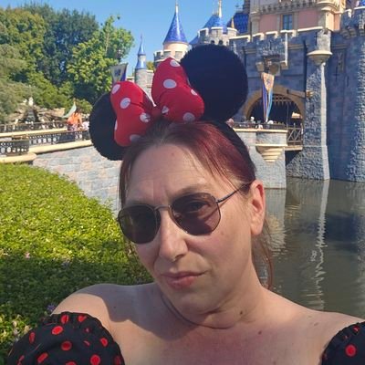 Slightly harrassed mum of 6, runner (ish), crazy (ish). Loves Disneyland and loud music. Inhales coffee Tarot, Truth and Tea. ♉ sun, ♑ moon, ♎ asc