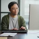【Xアフィリの魅力について発信しています】商品やサービスを自分の媒体で紹介して成約されると紹介料をもらえるのがアフィリエイトです。|Xを使って紹介するのがXアフィリです。|140文字のポストでアフィリできて、とても手軽で実践しやすいです!|ちょっとした空き時間でできるのも魅力です!|開始初月に7万円初報酬獲得