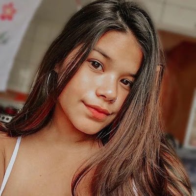 🖤 Entre sombras y sueños perdidos, busco la luz que se esconde tras la oscuridad. No soy lo que ves, soy todo lo que imaginas. 🌙✨