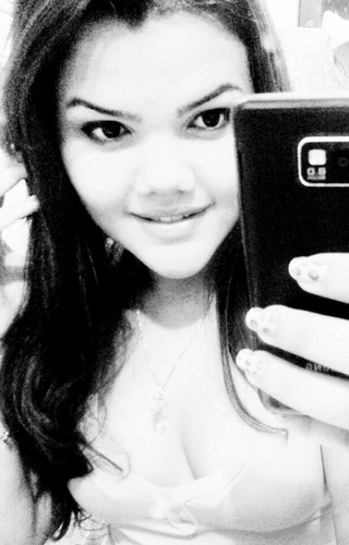 Fernanda,15 anos ,sarcástica, egoísta, orgulhosa, irônica, arrogante, insensível, mas muito legal,estudante, capricorniana e chocólatra ;D