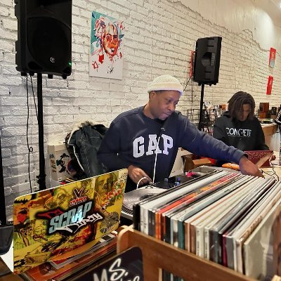 #THEEILOVE
WESTSIDE CHI Raised
@TheRealDwele Soul Brokerz crew
former SLUM VILLAGE A&R
VIOLATOR ALL STAR DJ's
https://t.co/ve2JpYor51