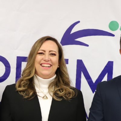 Por vocación en educación, por convicción en política fomentando ciudadanía, por compromiso compartiendo mis convicciones.