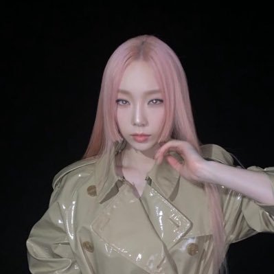 cahara_ss's profile picture. npd diagnosed, ptsd too. hiding the EDNOS tho, it doesn’t glorify me enough