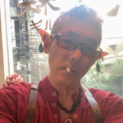 ギルドBAR 森人の主人。紅いエルフ。サバゲー歴は長いらしいが光学機器は使えない。ソードオフのM14使い。10年後のお友達を増やすために店を始めた。人生の伴侶も募集中。千葉市中央区2-15-8 フジビル2F 森人HP https://t.co/i81bw5rfhA