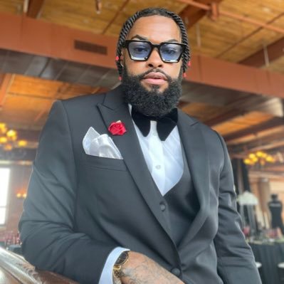 The subtle art of not giving a fck... while dressed impeccably... this is Twitter not real life.