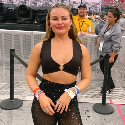 east coast 🌊 swiftie since fearless 💛 26 🖤 rep stan 🐍(+18 only pls) 🫶🏼