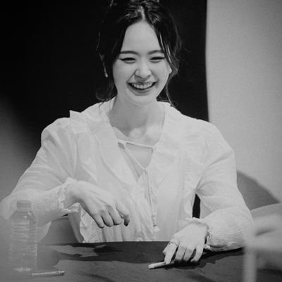 MeninaQL's profile picture. ViewJuners
{ fan account }