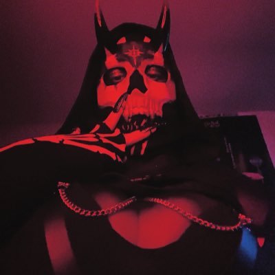 VampGHOSTIE's profile picture. lvl 30. engaged. they/them. masked cosplayer. digital artist. simp certified. monster/horror enthusiast. nsfw⚠️🔞. coms open