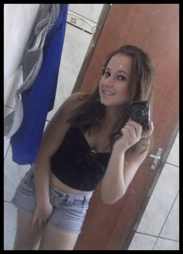 Sou uma menina meiga, sem muitas manias a unica mania que tenho é fazer meus amigos felizes se for um deles parabens amo vc