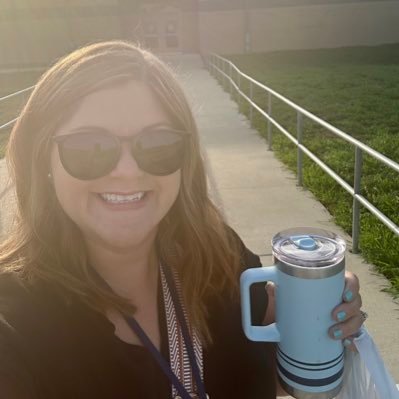 6th grade English teacher who loves Christ, family, @ipopeditor, baby Thomas 💙👶🏻, sharks, cats, the beach, college football-Alabama #RTR, coffee, and books
