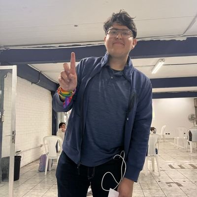 no soy de aquí ni soy de allá, no tengo edad ni porvenir, y ser feliz es mi color de identidad | 24ā | NB