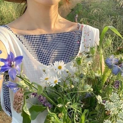 ⚚ 𝐁𝐀 · @sxydras⭒Dandelions flew above the sapphire of magnificent sky, guard the nymphes to get a glimpse over this store. – ࿆