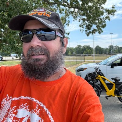 fullonstress's profile picture. 