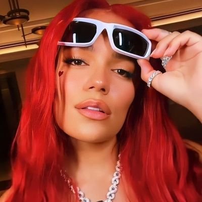 ‟yo también te amo, reina. te escuché por aquí, an?” - karol g, 29/06/24 🩷. • @parawhsre ♡ • ela/dela • unstoppable, track 12