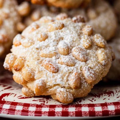 YOU KNOW WHAT MY FAVORITE COOKIES ARE? PIGNOLI COOKIES. THATāS ALL I SAID!