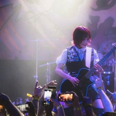 こんにちわ!僕は日本語が少し話せます。僕は独学は日本語が勉強。花冷えは僕のお気に入りのバンドです。いつか日本に住みたいです。