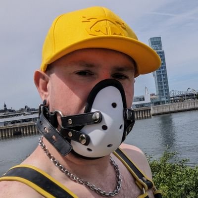 Switch piggy kinkster based in Montréal.
Piss/Gunge/Scally/Musk/Pig