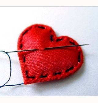 DarbEl7yAt's profile picture. لازلتُ أحلمُ بالكرومِ و بالديارِ وبالرغيف بالشمسِ تشرقُ في القلوبِ الغادياتِ الرائحاتِ على الرصيف