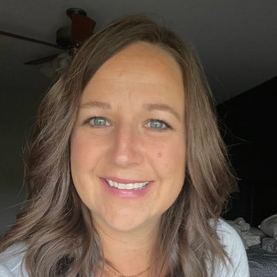 emienovack's profile picture. 🍎 School Counselor Wife to 👨‍🎨 Mom of 4 🏔 🏝 🎚