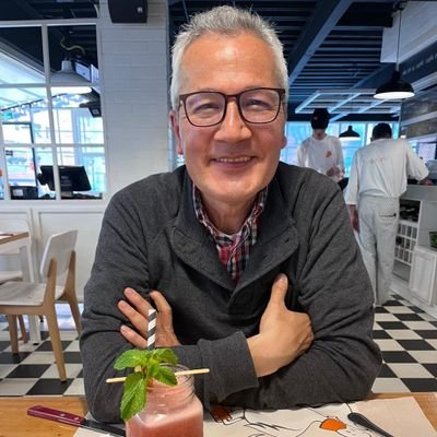 Radio periodista apasionado, PhD en Comunicación, investigador y docente universitario...Amo lo que hago, pero no enseño nada y comparto muucho.