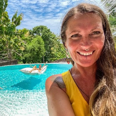 MAGNETIC MESSAGING + VISIBILTY EXPERT - Dog Obsessed 🐾 BareFoot🦶Nature Lovin 🌴Bali Badass 👊 Wine 🍷 Vegan 🌱