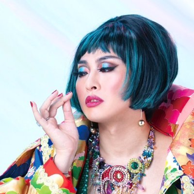 歌手、女装。新宿二丁目発本格派ディーヴァユニット「八方不美人」メンバー。2024年10月2日、1st.ソロアルバム『かんのん』リリース インスタ:chiaki_whit_mi 特技:ファルセット
