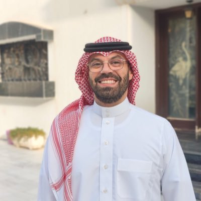 طبيب امراض و جراحة اللثة وزراعة الاسنان snap :aziz.hamed