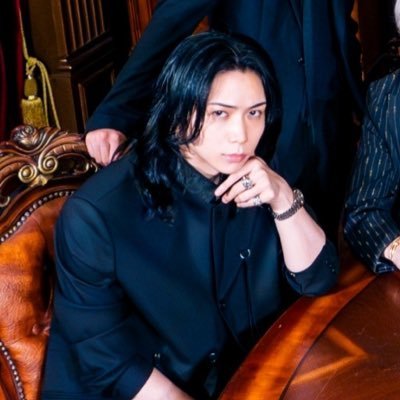#歌舞伎町 #ホスト #ユグドラシル 元アパレルデザイナー、コロナショックの果てに歌舞伎町に出戻った人。自撮りが死ぬ程下手で証明写真みたいになる人。 ホストクラブヴァルハラにいます。気軽にDMどうぞ。