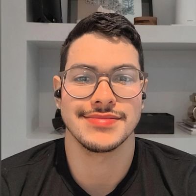 Um arquiteto que gosta de falar de anime, mangá, geopolítica e revolução proletária.