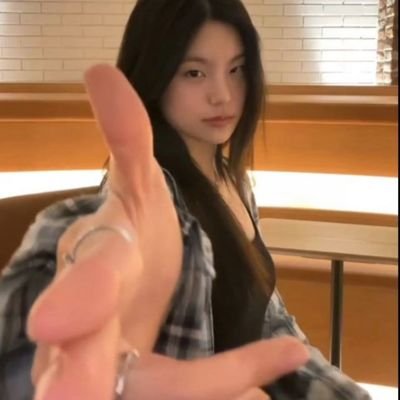 yejinnoom's profile picture. yeji first🖤
only support yeji🖤