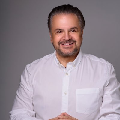 ¡Esposo, padre, mi equipo los Pumas y con un profundo amor por Coahuila!