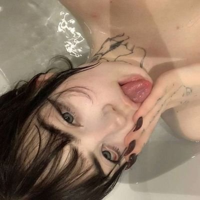 fragillewhore's profile picture. 21 | 🇦🇷
la mayoría de veces escribiendo lo que le cocino a mi novio u.u