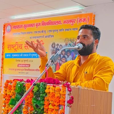 विविधता में एकता की संस्कृति पर विश्वास करनेवाला, अपने पूर्वजों का गौरव मन में लेकर चलनेवाला ,इस धरती को माता मानने वाला और इस धरती की संस्कृति का उपासक हूं