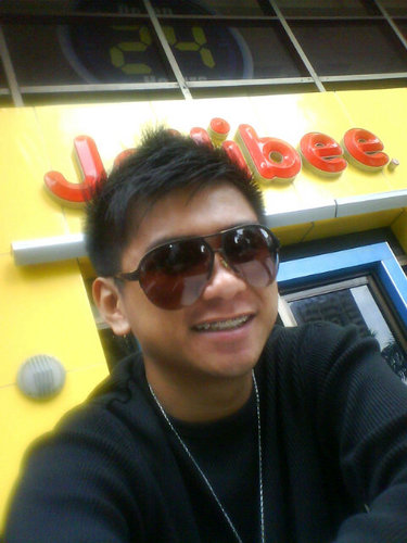 iambonz's profile picture. Simple