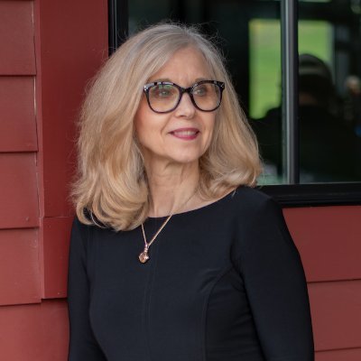As a Business Brilliance Coach, I help entrepreneurs simplify their business and stand out with confidence to attract and delight their best-fit clients.