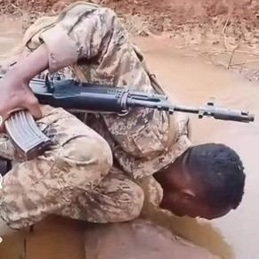 لو أعيش زول ليهو قيمة اسعد الناس بوجودي
زي نضارة غصن طيب كل يوم يخضر عودي
ابقي دار لكل لاجئ او حنان جوه الملاجئ...