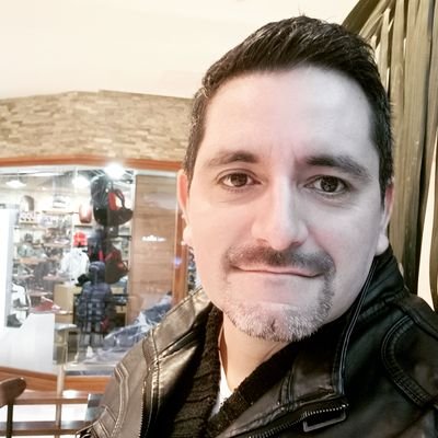 Programador , Emprendedor , formador de comunidades y creador de Sitios web .