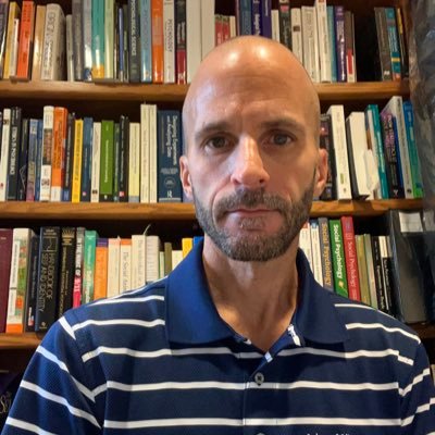 Experimental Psychologist / Serious Hobby Runner / Book Nerd / Enthusiastic Podcast Consumer
(opinions are mine. follows =/=endorsements)