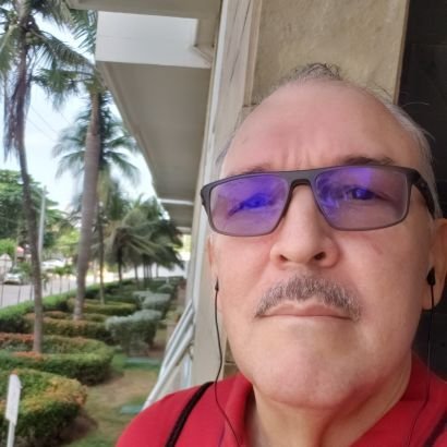 A progressive man dedicated to his family.
Hombre de famila dedicado a su eposa e hijos y de principios progresistas. Empatia sobre todo.