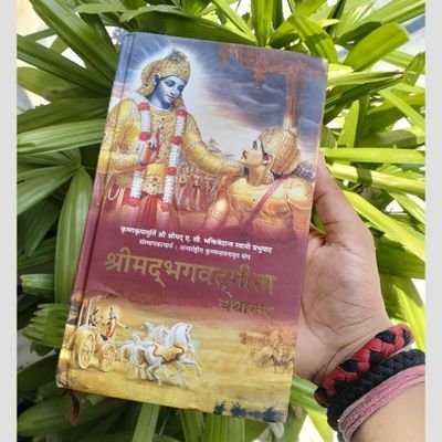 कभी फुरसत मिले तो पढ़ना मुझे,
मैं तुम्हारी बेमिसाल उलझनों का मुक्कमल समाधान हूँ