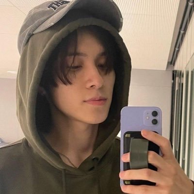 RP - Hendery, born Wong Kun Hang in '99, rocks as singer, rapper, and dancer in WayV since '19. Charismatic and talented, a fan favorite!