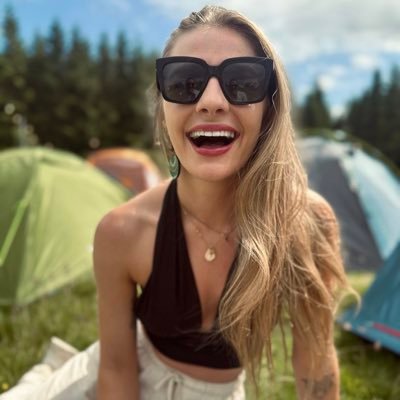 chezzaharte's profile picture. 