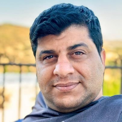 PouriaMohsen's profile picture. معشوق تو گر خدا باشد یا اینکه زمینی /اصل است که محبت به دلت داده باشی/اصل تو گر از خدا بجوشد، دانم که به هیچش نفروشی