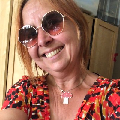 Trifle-loving biology geek, looking for the beauty others don’t notice