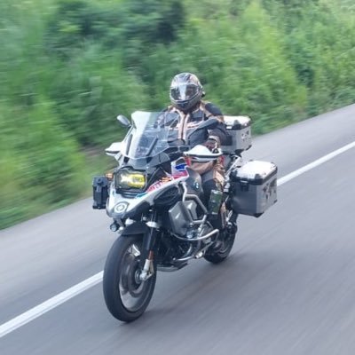 Me apasiona mi trabajo, ser skydiver y biker. Creo firmemente que: vive y deja vivir, no seas tolerante de la intolerancia y nunca opines sin fundamentos.