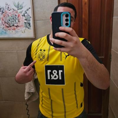 Connoisseur de internet,
Was auch immer geschieht 💛🖤