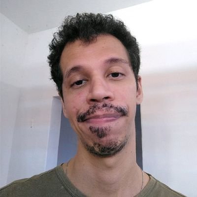 Gamer🎮
Meio Nerd 👽
Cozinheiro🍽️
Pai de Dog🐕
Dono de Mim💪
E Gay até dizer chega!🌈