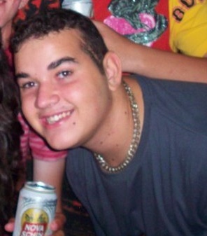21 anos,Estudante de Engenharia, Sinpatico, Amigo e Bonito...pelo menos eu acho rsrsrs