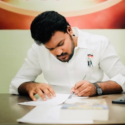 அன்புதான் ஒருவருக்கு அவருடைய வாழ்வின் நோக்கத்தைக் கொடுக்கிறது. அந்த நோக்கத்தை அடைவதற்கான வழியை அறிவு ஒருவருக்கு வெளிகாட்டுகிறது. @arivalayam dravidian stock💪